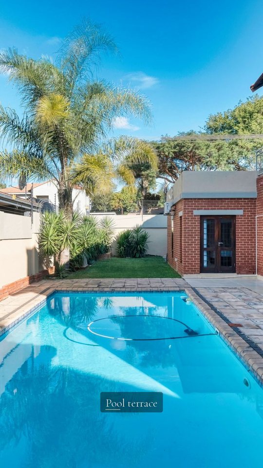 Vertical sample frame: the pool terrace with its caption.